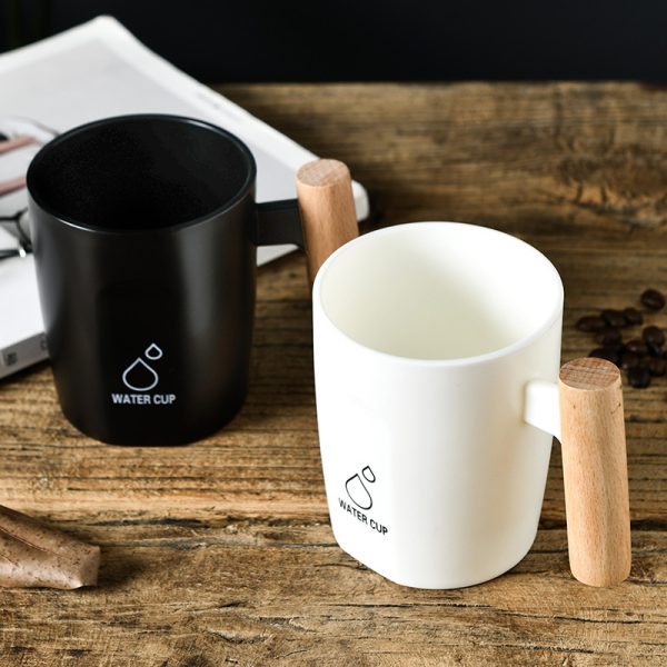Water droplets are cups with wooden handles(HYSYA7-0762)