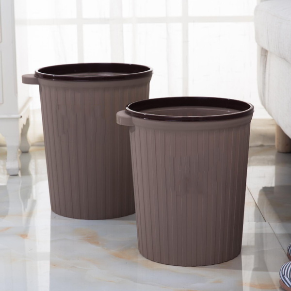 Handheld trash can