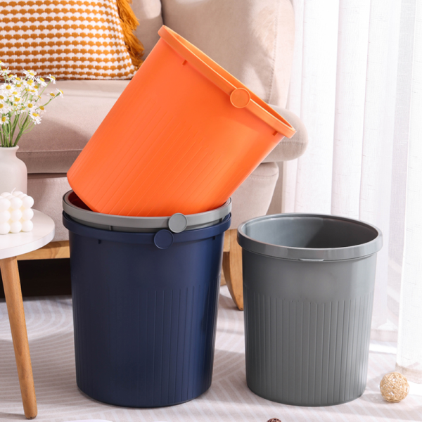 Flip-top trash can
